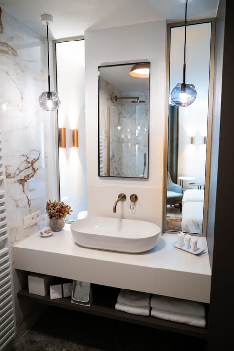 Signature Twin Room | Bathroom | Free toiletries, hair dryer, towels, soap