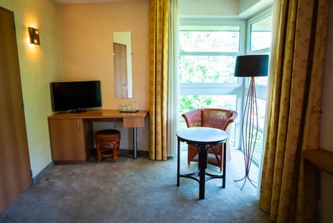 Hypo-allergenic bedding, minibar, in-room safe, desk