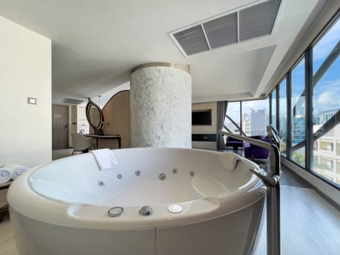 Amethyst Suite | Bathroom amenities | Eco-friendly toiletries, hair dryer, bathrobes, slippers