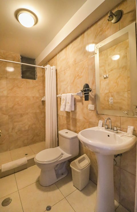 Standard Twin Room | Bathroom | Shower, rainfall showerhead, hair dryer, towels