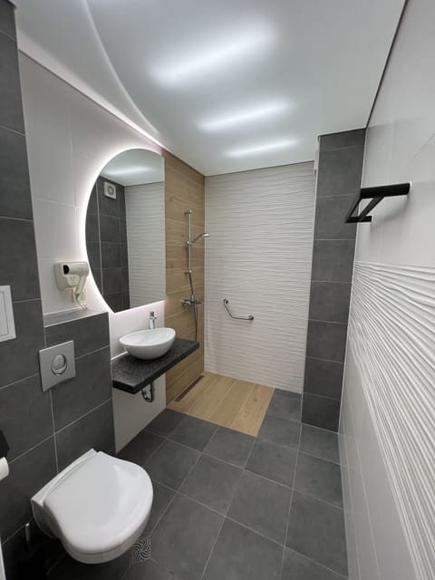 Deluxe Double Room | Bathroom | Combined shower/tub, free toiletries, hair dryer, bathrobes