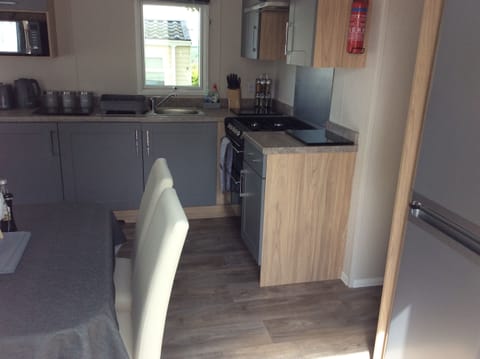 Cabin | Private kitchen | Fridge, microwave, oven, stovetop