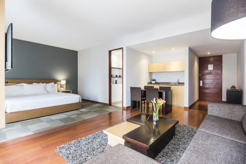 Executive Suite, Hot Tub | Minibar, in-room safe, desk, soundproofing