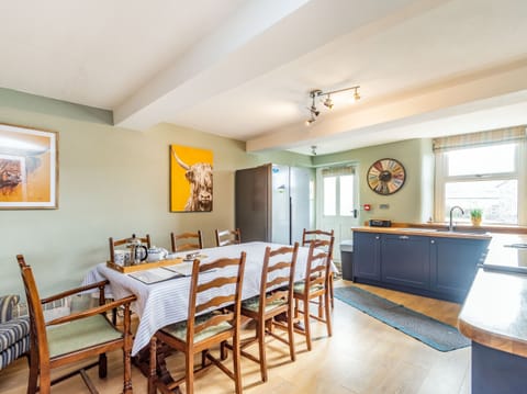 Cottage | Private kitchen | Fridge, dishwasher, electric kettle, toaster