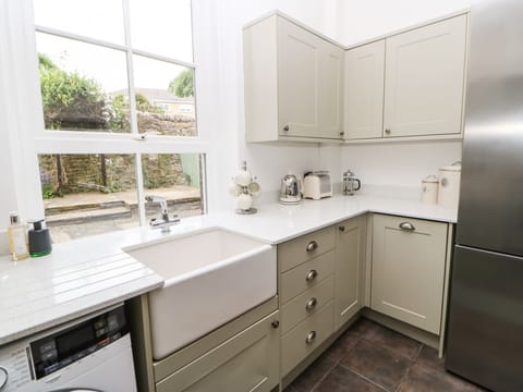 Cottage | Private kitchen | Fridge, electric kettle, toaster, cookware/dishes/utensils