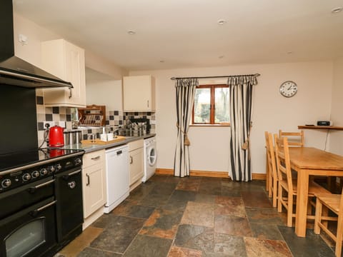 Cottage | Private kitchen | Fridge, dishwasher, electric kettle, toaster