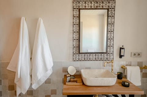 Habitación Suite Deluxe | Bathroom | Shower, hair dryer, bathrobes, towels