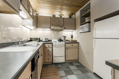 Willows Condo B3 | Private kitchen | Fridge, microwave, oven, stovetop