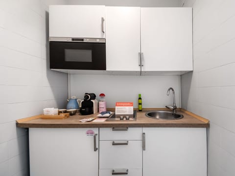 Studio Suite | Private kitchen | Espresso maker, coffee/tea maker, electric kettle, paper towels