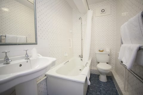 Standard Twin Room | Bathroom | Combined shower/tub, free toiletries, hair dryer, towels