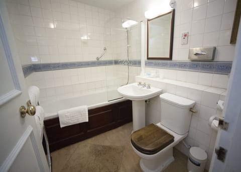 Combined shower/tub, free toiletries, hair dryer, towels