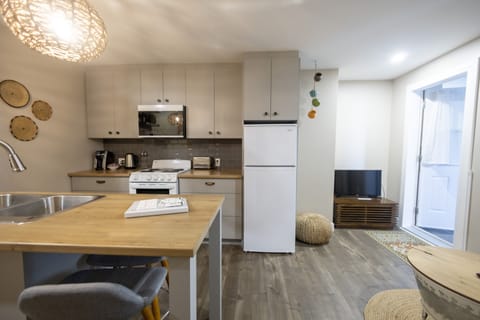 Suite avec chambre fermee | Private kitchen | Full-size fridge, microwave, oven, toaster