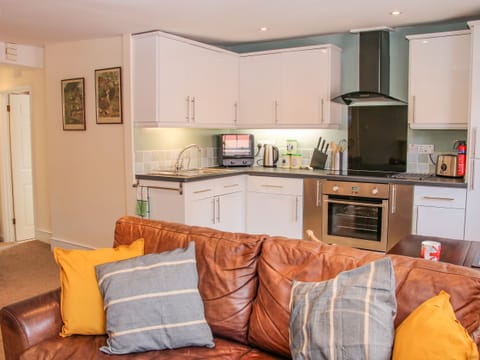 Cottage | Private kitchen | Fridge, electric kettle, cookware/dishes/utensils