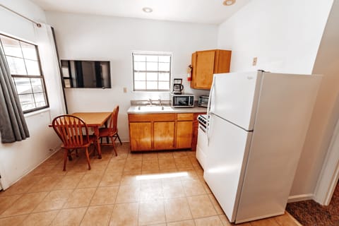 Comfort Cabin | Private kitchen | Microwave, paper towels