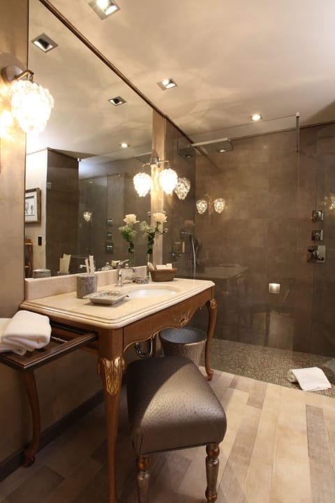 Classic Double Room | Bathroom | Rainfall showerhead, free toiletries, hair dryer, towels