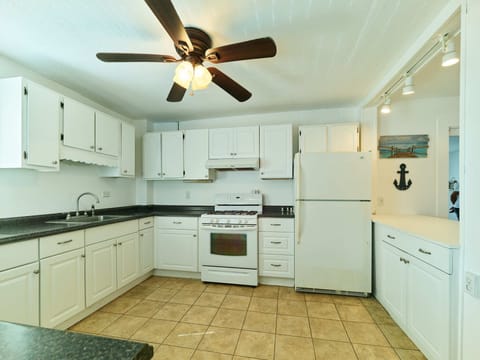 3 Bedroom House | Private kitchen | Full-size fridge, microwave, cookware/dishes/utensils