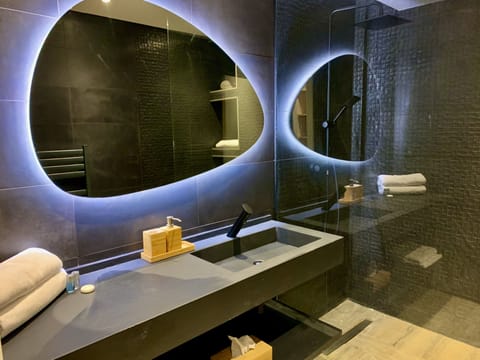 Deluxe Room (Racou) | Bathroom | Shower, rainfall showerhead, hair dryer, towels