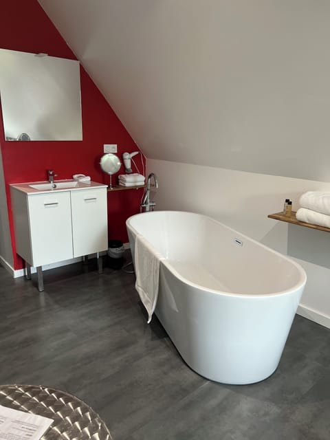 Superior Double Room, 1 Queen Bed | Bathroom | Free toiletries, hair dryer, towels, soap