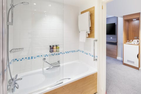 Standard Room | Bathroom | Combined shower/tub, eco-friendly toiletries, hair dryer, towels