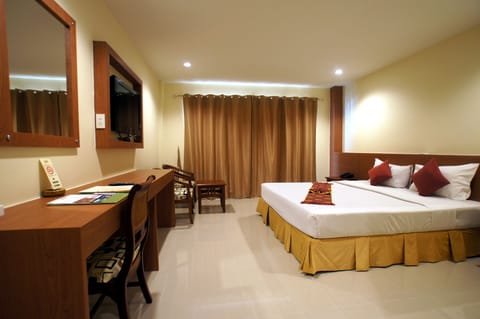 Premier Room | In-room safe, desk, bed sheets