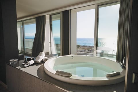 Suite con Jacuzzi e Vista Mare | Frette Italian sheets, premium bedding, down comforters, minibar