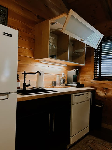 Superior Cabin, 1 King Bed, Mountainside (Pet Friendly) | Private kitchenette | Mini-fridge, microwave, coffee/tea maker