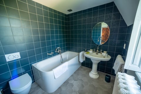 Business Double Room | Bathroom | Bathtub, free toiletries, bathrobes, slippers