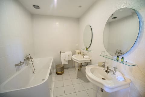 Romantic Double Room | Bathroom | Bathtub, free toiletries, bathrobes, slippers
