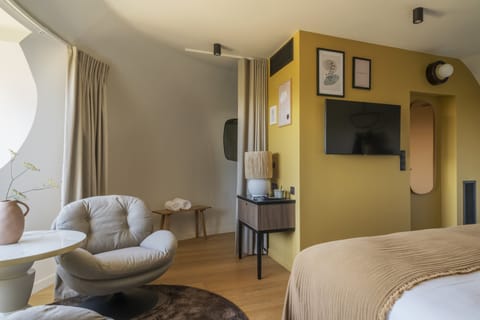 Premium bedding, pillowtop beds, in-room safe, blackout drapes