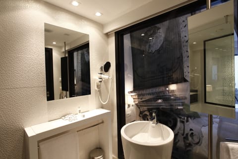 Sea Front view | Bathroom | Combined shower/tub, deep soaking tub, free toiletries, towels