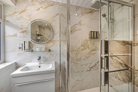 Deluxe Double Room | Bathroom | Shower, free toiletries, hair dryer, slippers