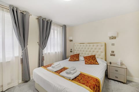 Deluxe Double Room | Desk, iron/ironing board, free WiFi, bed sheets