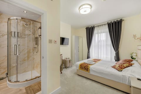 Deluxe Double Room | Desk, iron/ironing board, free WiFi, bed sheets