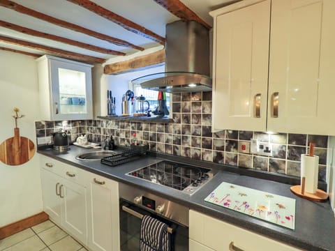 Cottage | Private kitchen | Fridge, dishwasher, cookware/dishes/utensils