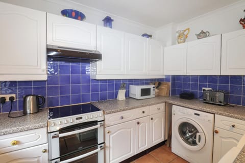 Fridge, dishwasher, cookware/dishes/utensils