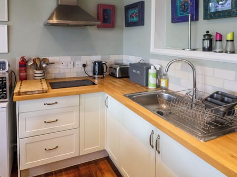 Cottage | Private kitchen | Fridge, cookware/dishes/utensils