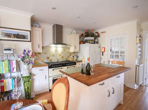 Cottage | Private kitchen | Fridge, dishwasher, cookware/dishes/utensils