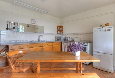 Cottage | Private kitchen | Fridge, cookware/dishes/utensils