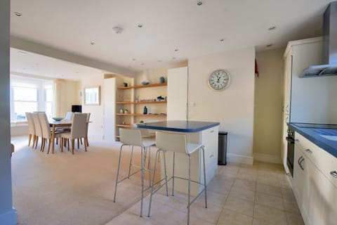 Cottage | Private kitchen | Fridge, dishwasher, cookware/dishes/utensils