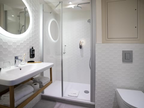 Soundproofing, free WiFi, bed sheets