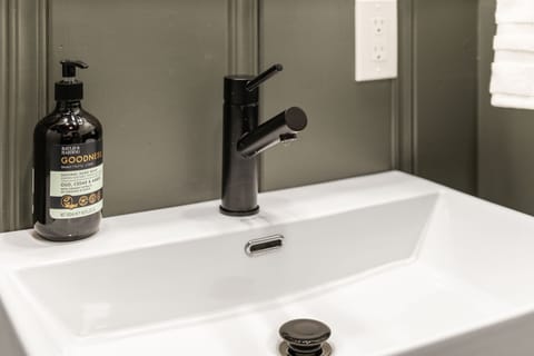 Deluxe Room | Bathroom | Rainfall showerhead, free toiletries, hair dryer, towels