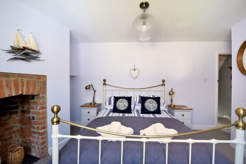 Cottage | 2 bedrooms, individually decorated, individually furnished, free WiFi