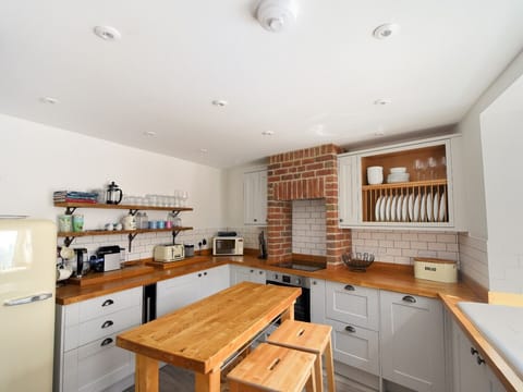 Cottage | Private kitchen | Fridge, dishwasher, cookware/dishes/utensils