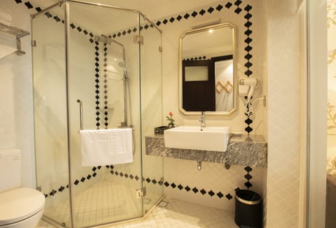 Executive Triple With Balcony | Bathroom | Shower, towels