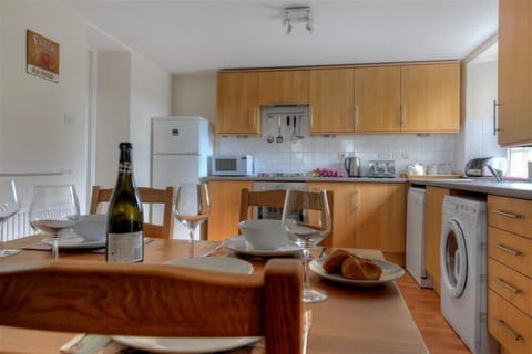 Cottage | Private kitchen | Fridge, dishwasher, cookware/dishes/utensils