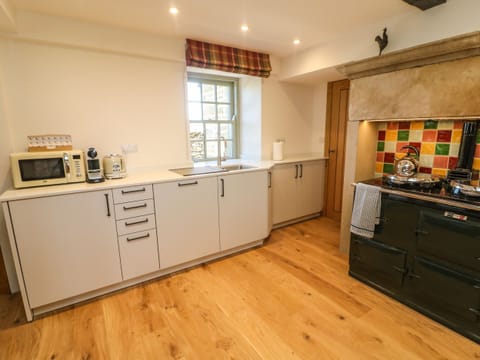 Cottage | Private kitchen | Fridge, dishwasher, electric kettle, toaster