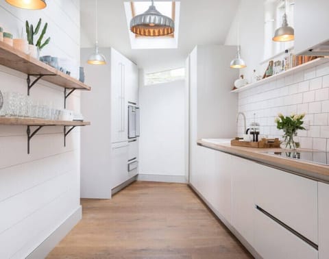 Cottage | Private kitchen | Fridge, dishwasher, toaster, cookware/dishes/utensils