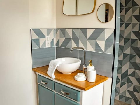 Premium Double Room, Ensuite, Courtyard View | Bathroom