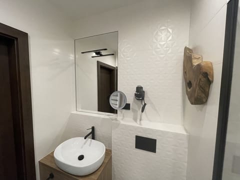 Standard Apartment | Bathroom | Combined shower/tub, towels