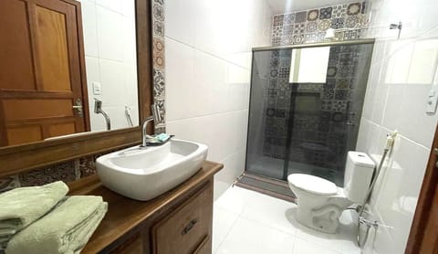 Standard Room | Bathroom | Shower, towels, soap, shampoo